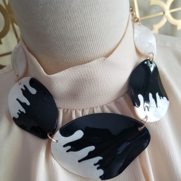 Black and white Acrylic Necklace & Earrings Set with Goldtone findings - Picture 4 of 16